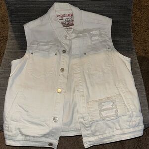 Vintage America Demin Vest Jacket color is White. 2XL but it’s fits like a Large
